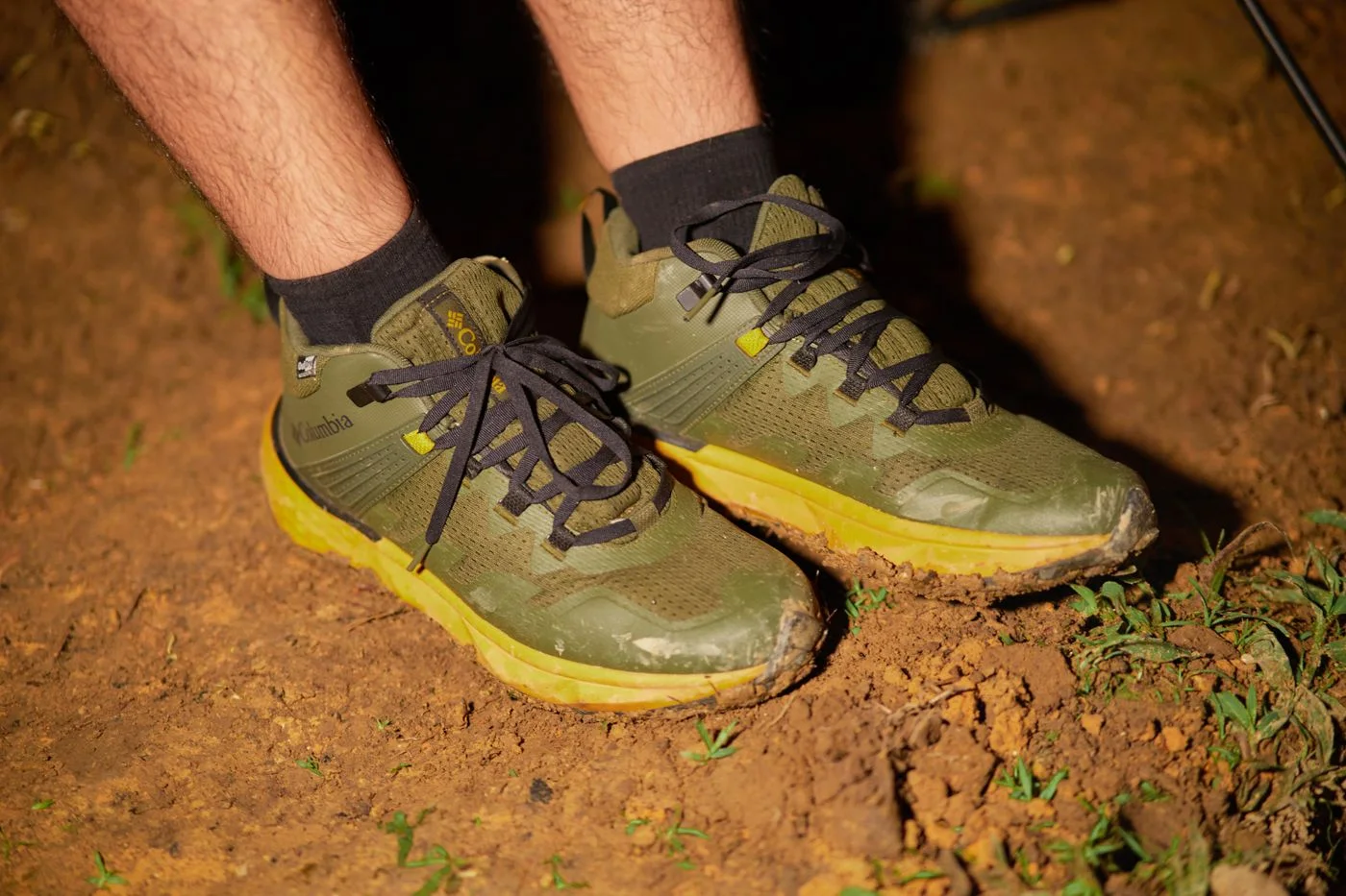 Grüne Wanderschuhe mit Textilbesatz.