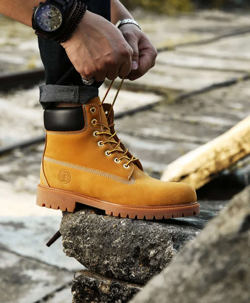Ein Wanderschuh wird geschnürt.
