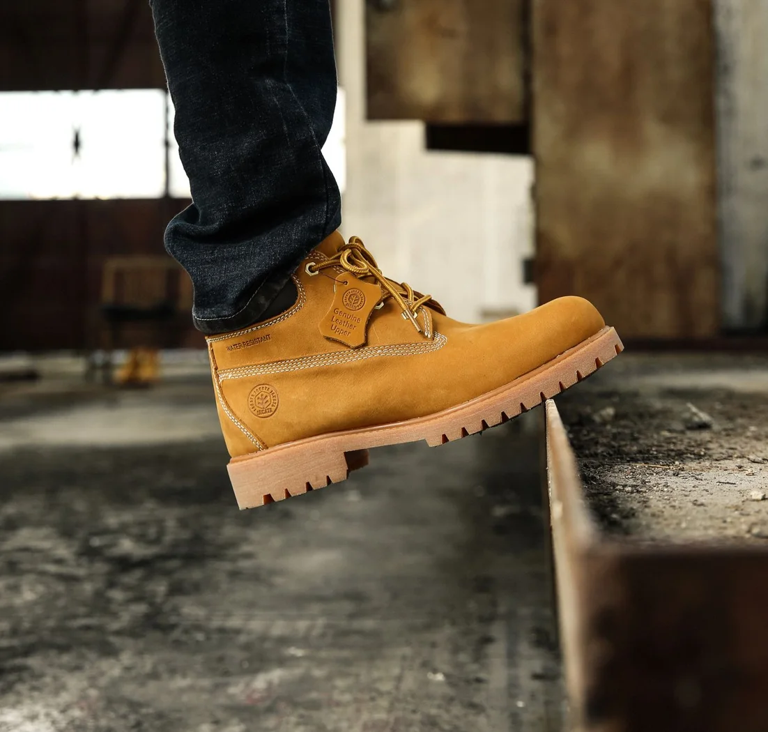 Ein Wanderschuh auf einer niedrigen Stufe.