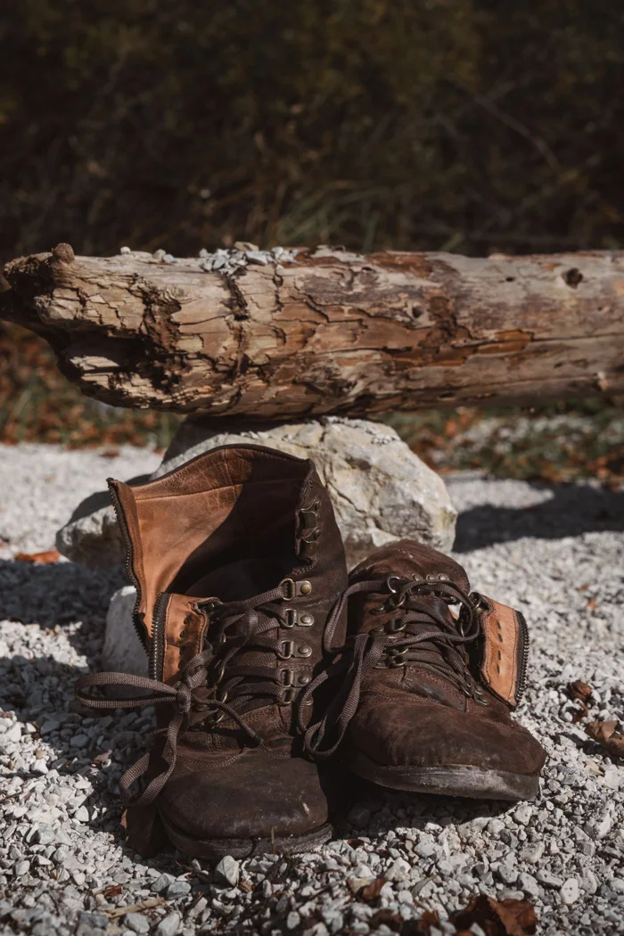 Wanderschuhe auf einem Kiesweg.