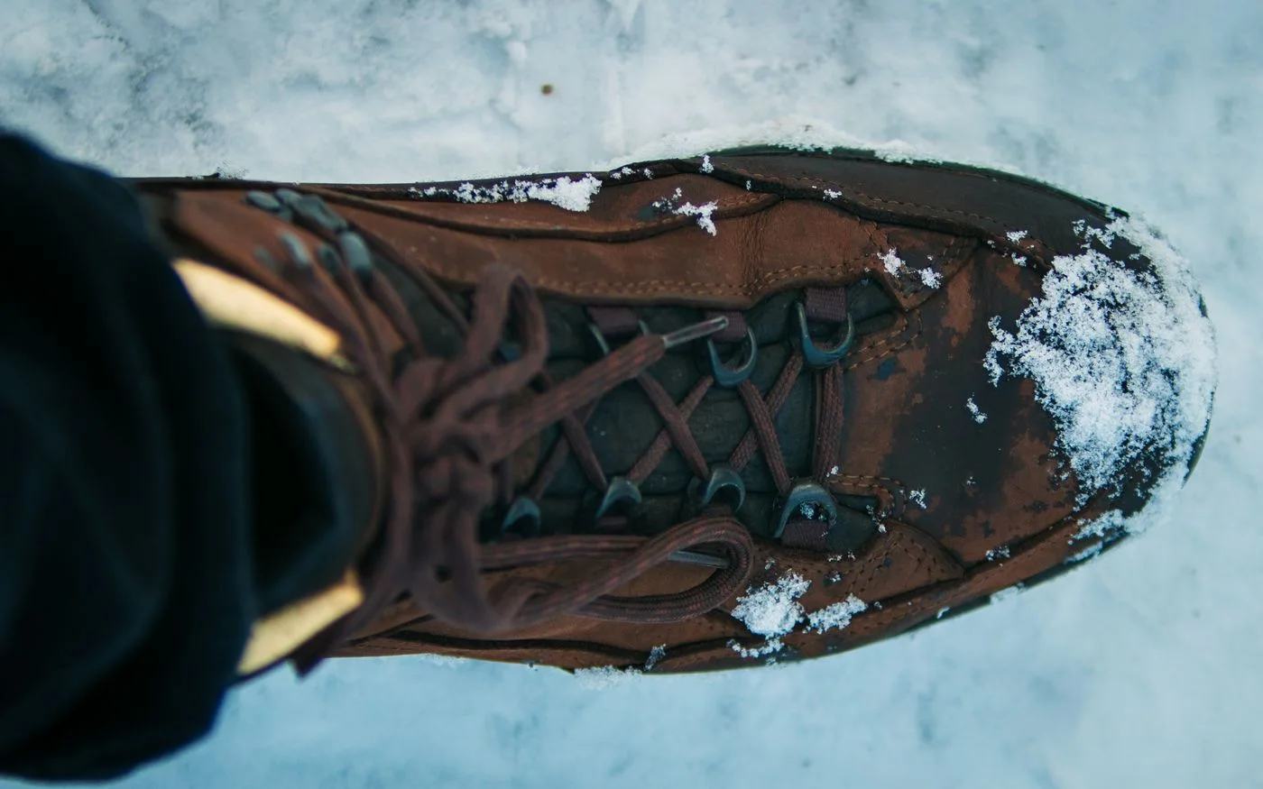 Blick auf einen geschnürten Wanderschuh.