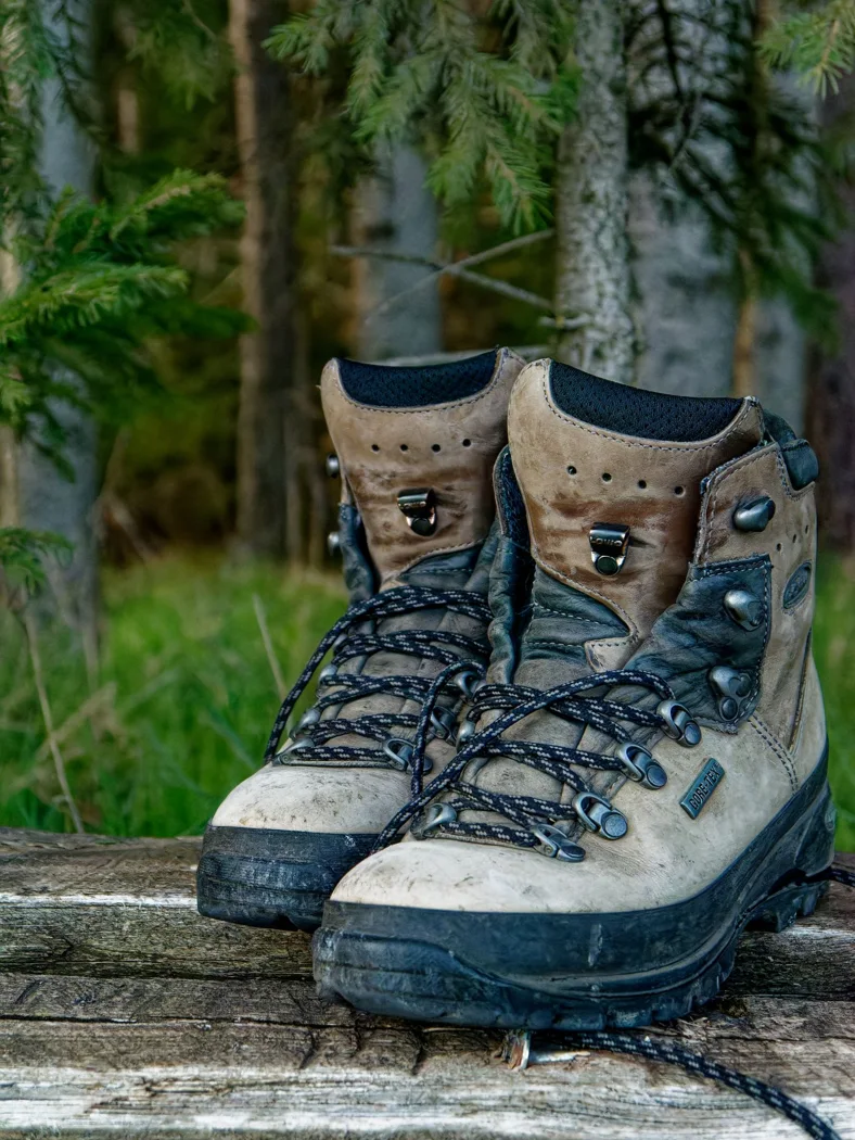 Schnürung und Schuhzungen von Wanderschuhen.