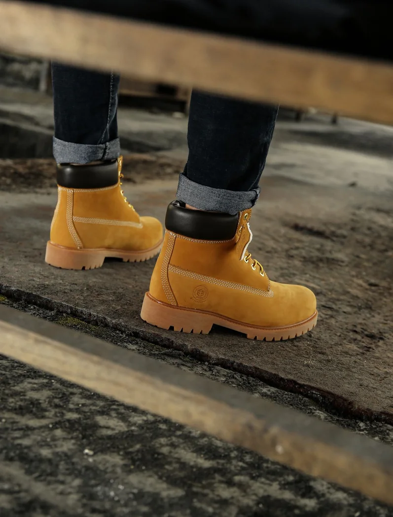 Schuhe mit kräftiger Profilsohle.