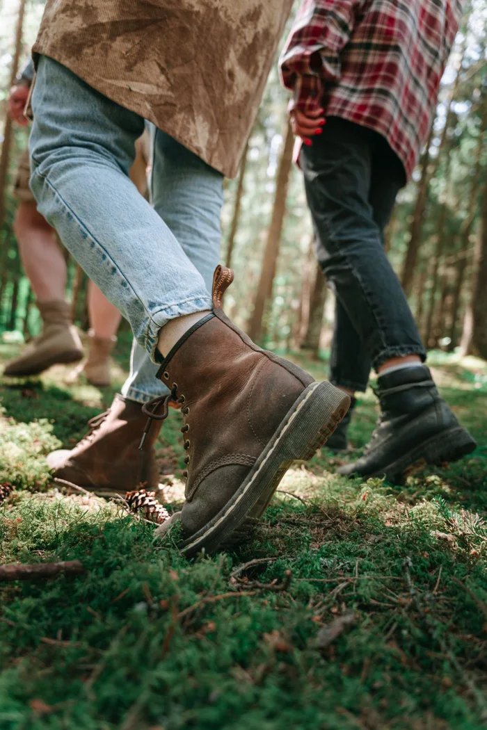 Wanderschuhe bei einer Pause im Wald.