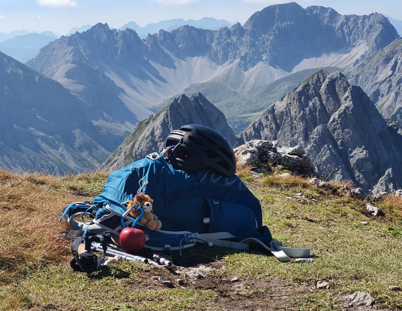 Rucksack und Ausrüstung auf einem Rastplatz.