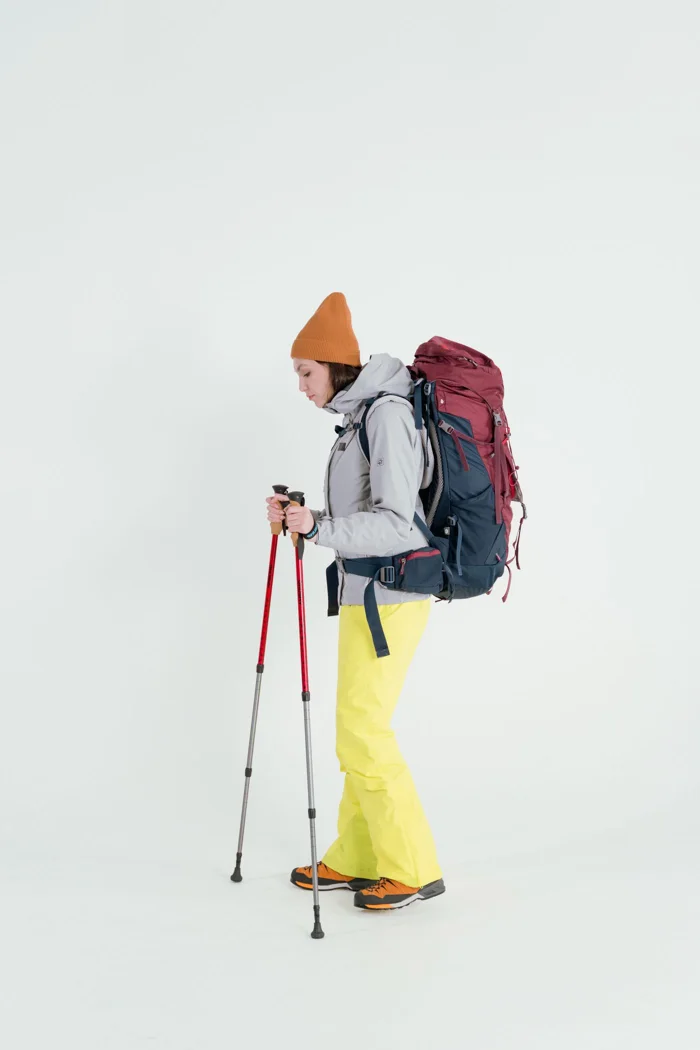Seitliche Ansicht eines getragenen Wanderrucksacks.