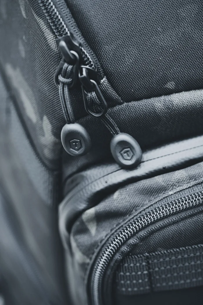 Reißverschluss und Außentasche eines Rucksacks.