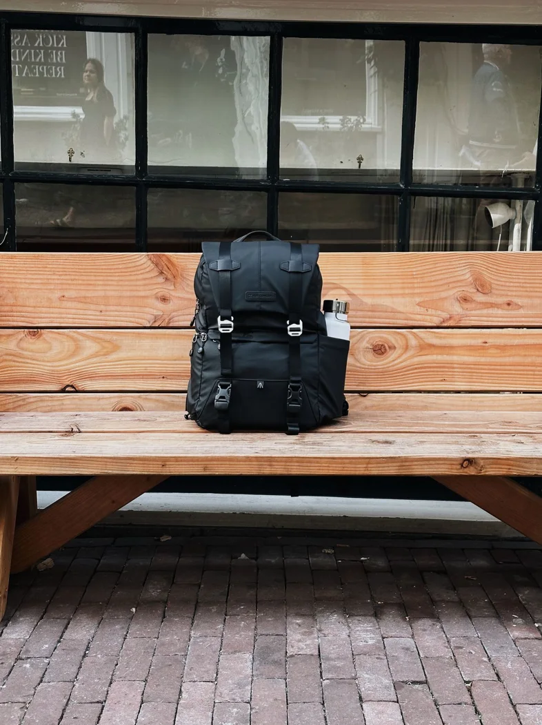 Ein Tagesrucksack auf einer Holzbank.