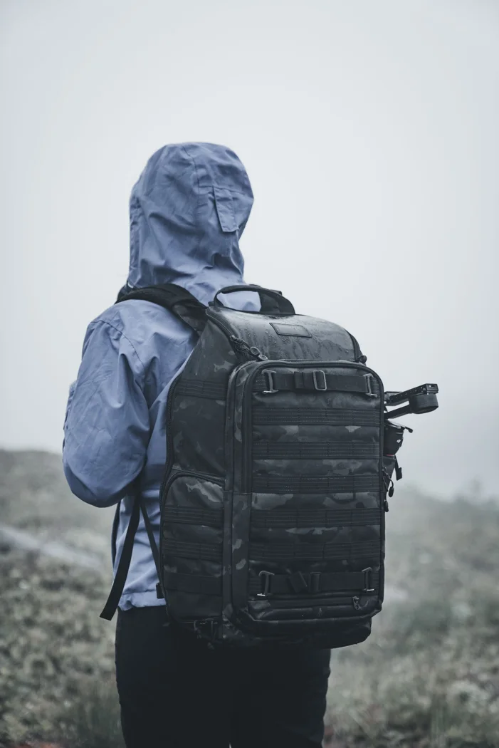 Rucksack auf dem Rücken einer wandernden Person.