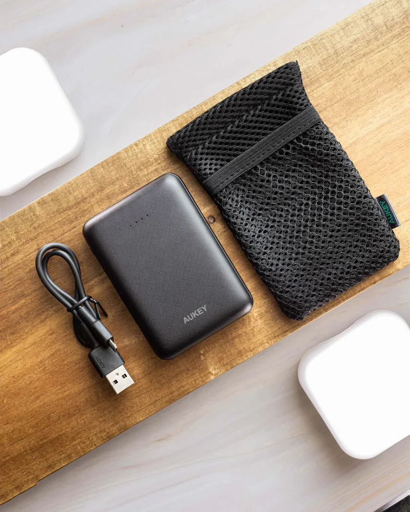 Powerbank, Kabel und kleiner Aufbewahrungsbeutel.