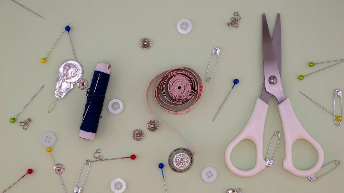 Nadel, Garn und Schere für kleine Reparaturen.