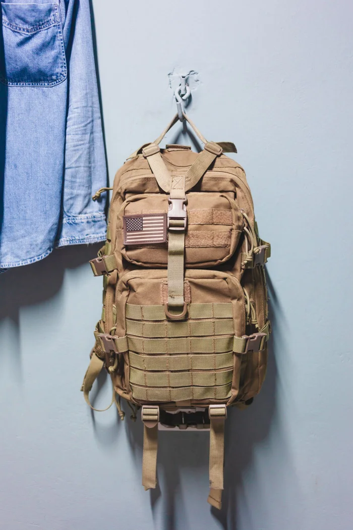 Ein Rucksack hängt zur Aufbewahrung an einem Haken.
