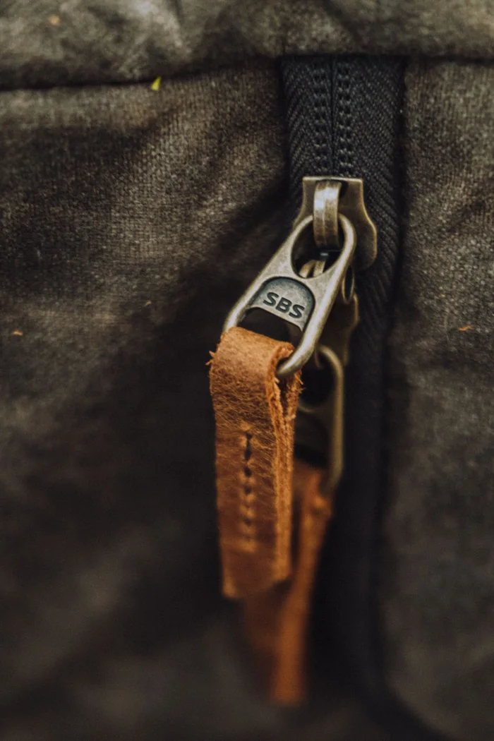 Nahaufnahme eines Reißverschlusses an einer Tasche.