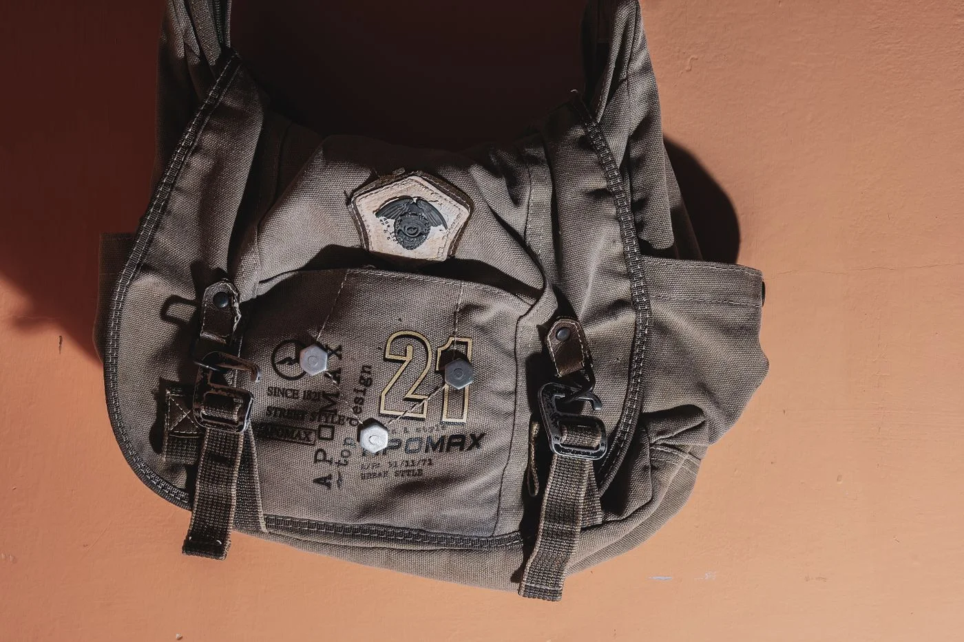 Schnallen und Gurtbänder eines Rucksacks.