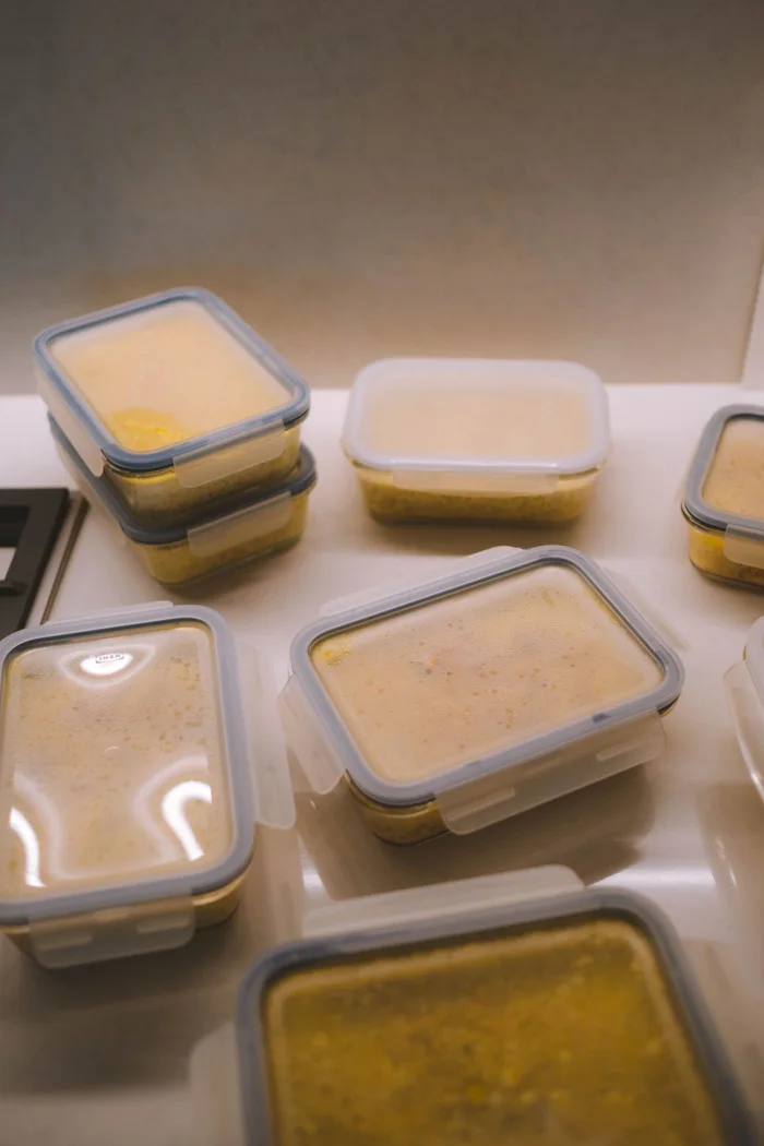 Lebensmittelbehälter mit ihren Deckeln.