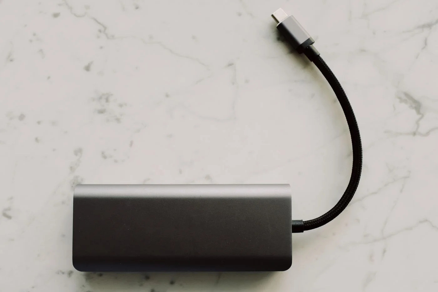 Powerbank mit kurzem Ladekabel.