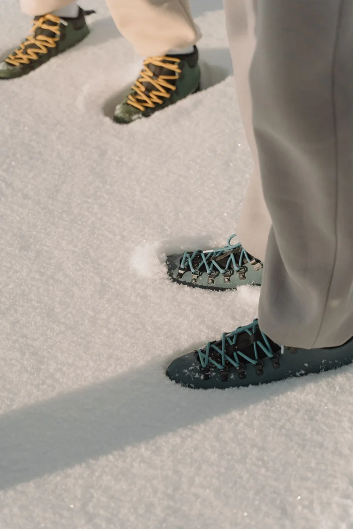 Geschnürte Wanderschuhe bei winterlichen Bedingungen.