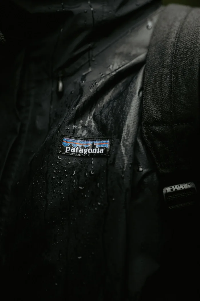 Wassertropfen auf dem Stoff einer Regenjacke.